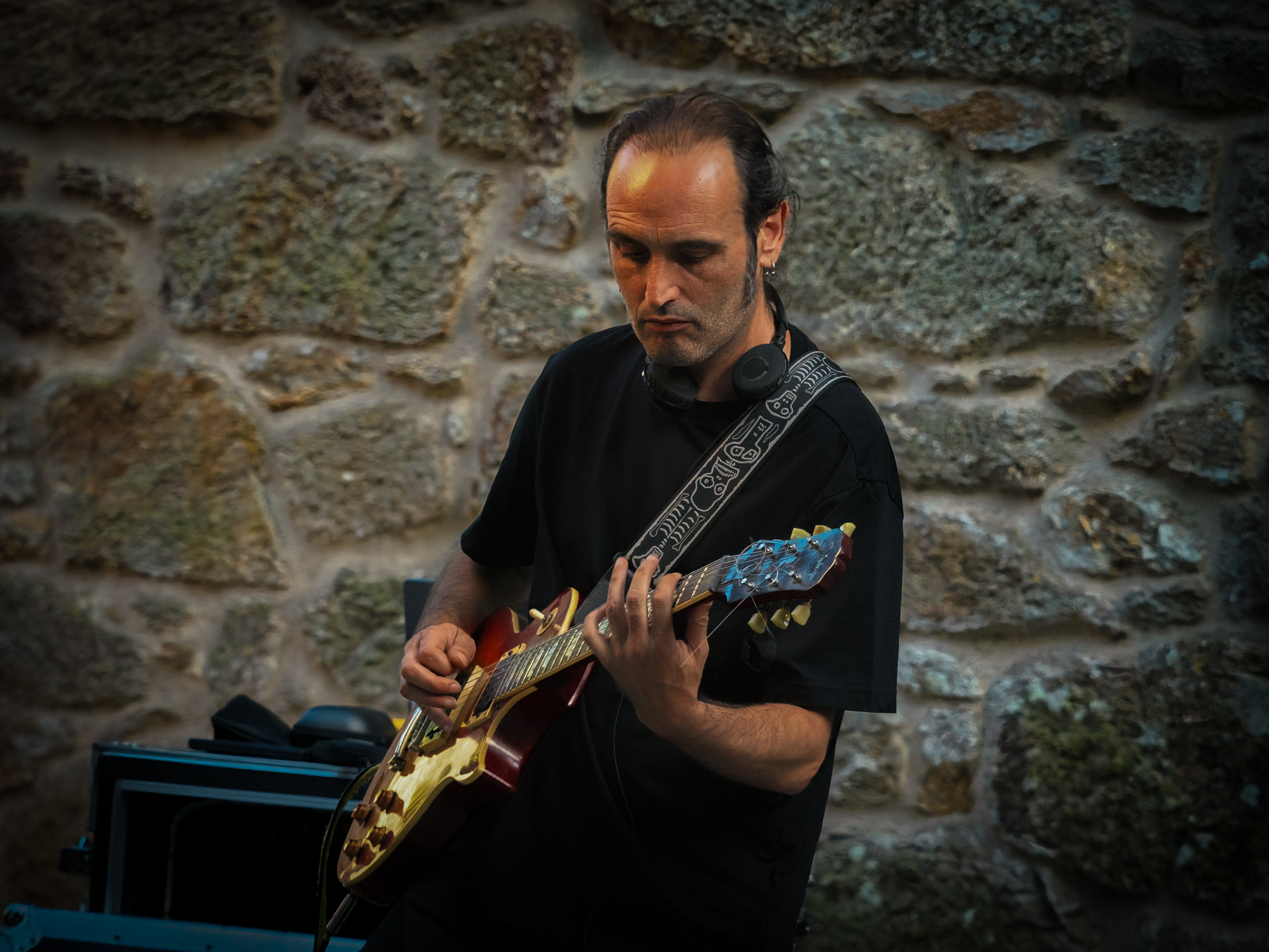 Guitarrista de The Cuncas tocando en directo